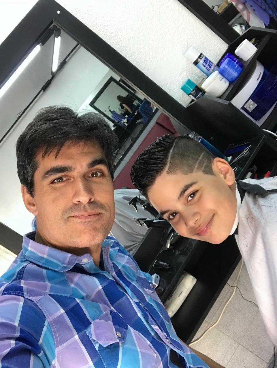 Ariel, barbero especialista en cortes clásicos, fades y cortes para niños